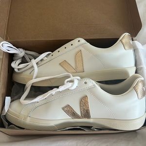 Brand new, backprdered Vejja Esplar Gold trainer.  Size 10 US/41UK